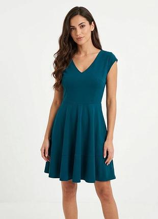 Красива сукня кольору морської хвилі розкльошена