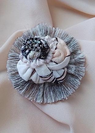 Брошка бохо в пастельних тонах