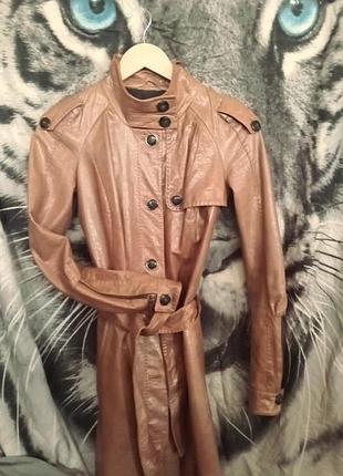 Плащ фасон тренч шкіряний натуральна мяка якісна шкіра колір світлий мокко какаво з поясом на фіксаторі