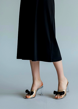 Шлепки на прозрачном каблуке.