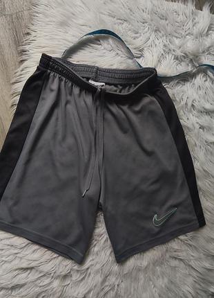 Спортивные шорты nike на рост 164-176 см