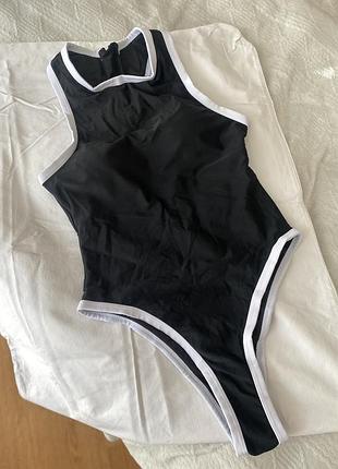 Суцільний жіночий купальник