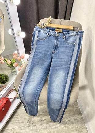 Гарні стрейчеві джинси з лампасами