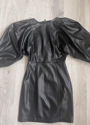 Чорна сукня з еко шкіри,яка не залишить вас без уваги!чудово тягнеться,не підтягується під час ходіння.