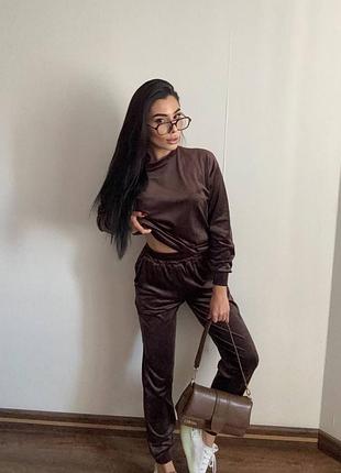 Трендовий весняний спортивний костюм