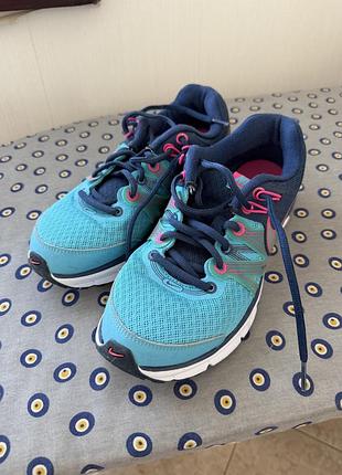Кросівки жіночі