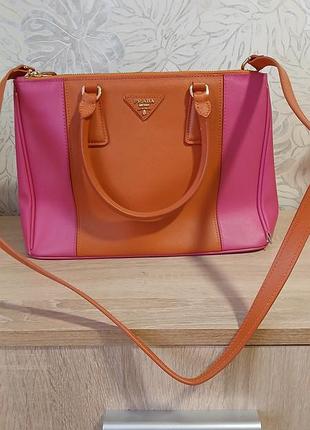 Двухцветная сумка-тоут prada из сафьяновой кожи с ремешком через плечо