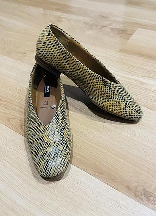 Жіночі туфлі балетки з натуральної шкіри в зміїний принт