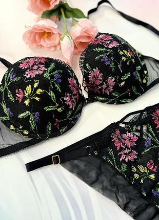 Бюстик з вишивкою