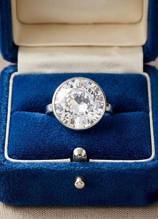 Стильна срібна каблучка 925 проби з великим кубічним цирконієм