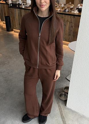 Базовый трикотажный спорт костюм с велюровым напвоение. хлопок шоколад