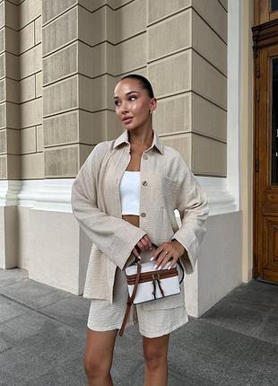 Льняной костюм с рубашкой оверсайз на пуговицах и свободные шорты с резинкой в поясе