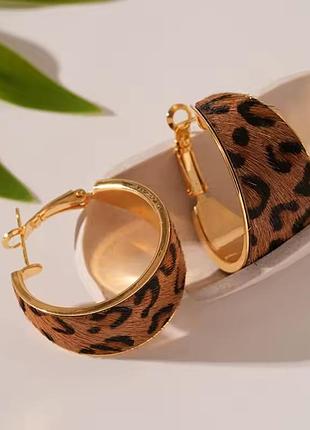 Масивні золотисті сережки з хутряною фактурою леопардовий шик
