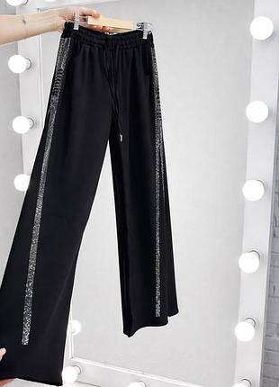 Брюки брюки женские клеш с широким низом, сбоку лапмасы из камушков