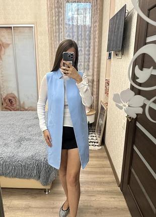 Блакитний подовжений жилет без рукавів