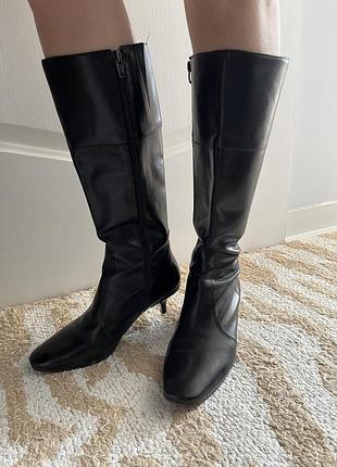 Черные кожаные сапоги на маленькой шпильке 38 р