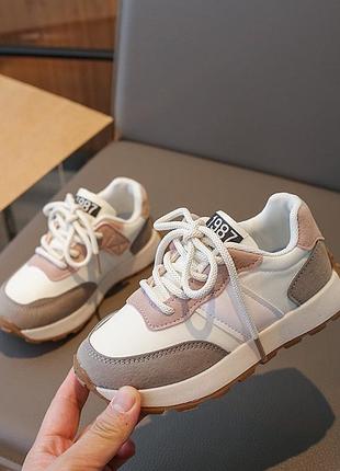 Стильные кроссовки