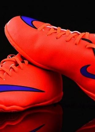 Футзальні бутси nike mercurial victory v, що вирізняються яскравим помаранчевим кольором із синім логотипом.розмір 35
