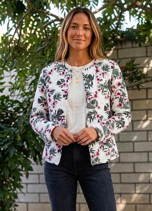 Гарна легка біла курточка з принтом на закльопках