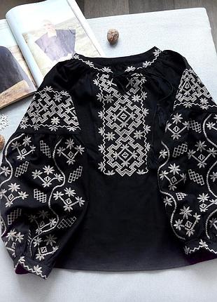 Новая бомбежная черная женская вышиванка, которая красиво держит форму