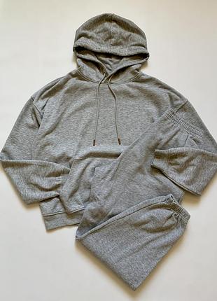 Сірий спортивний костюм