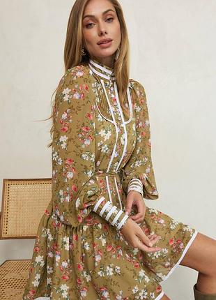 Распродажа 🏷 праздничное шифоновое платье с рукавами фонариками в мелкий цветочный принт с высоким воротом на пуговицах