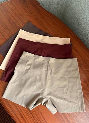 Шорти - велосипедні короткі , стягуючі.