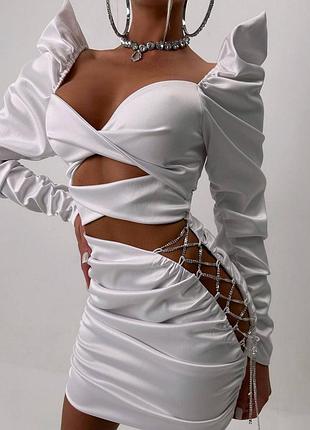 Біла атласна сукня міні з драпіруванням, декорована стразами