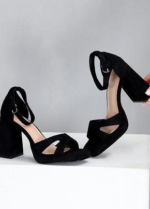 Стильні замшеві чорні босоніжки на стійкому підборі