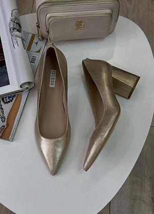 Золотисті туфлі на квадратному підборі