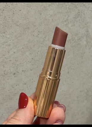 Помада charlotte tilbury matte revolution very victoria