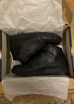 Air jordan 1 чорного кольору