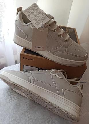 Кроссовки в классическом стиле на весенний сезон.