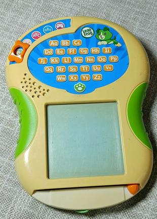 Електронний планшет leappad leapfrog., 
допомагає дітям вчитися писати літери та цифри, використовуючи світлодіодний екран для демонстрації штрихів.