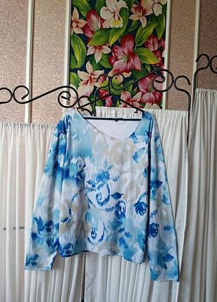 Красива кофточка в принт з асиметричним вирізом.