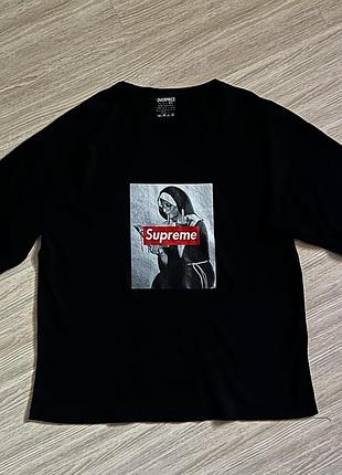 Футболка в стилі supreme