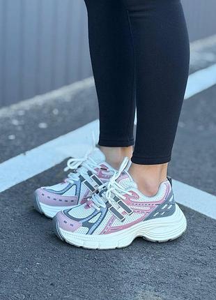 Кросівки жіночі