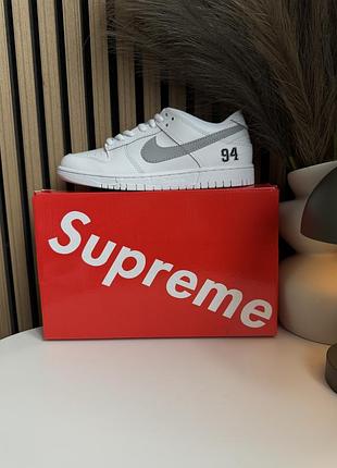 Nike sb dunk low x supreme 9