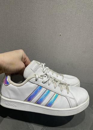 Оригінальні кросівки adidas