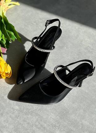 Черные невероятные сатиновые открытые туфли - слингбеки с острым носом на каблуке