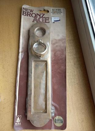 Почтовый накладной new bronz age в викторианском стиле от b.e.l. products, выполненный из бронзы ручной работы.