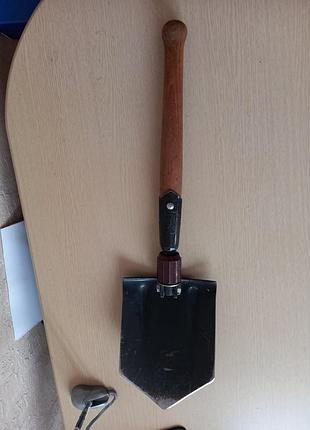 Малая пехонная лопата (мпл), также известная как саперная лопатка, которая используется как универсальный инструмент для военных, туристов или автомобилист