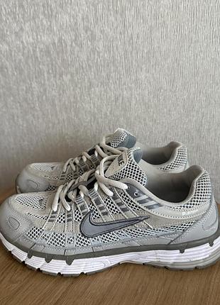 Кросівки жіночі