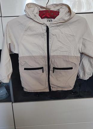 Детская ветровка с капюшоном от бренда zara.