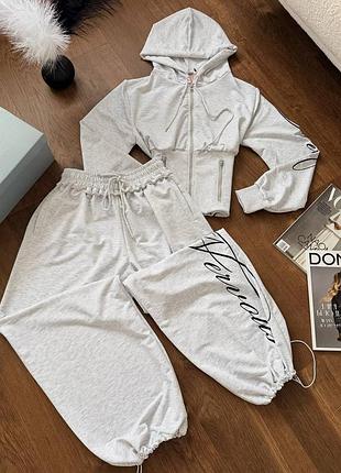 Спортивні жіночі костюми