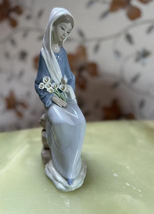 Вінтажна колекційна порцелянова фігурка статуетка lladro "дівчинка з ліліями, що сидить" #4972 розмір: 24 см.