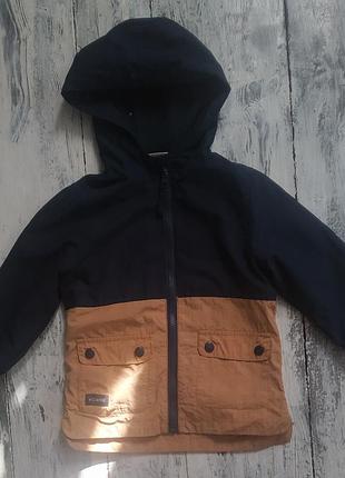 Легкая курточка, утепленная флисом, состояние идеальное,размер 98