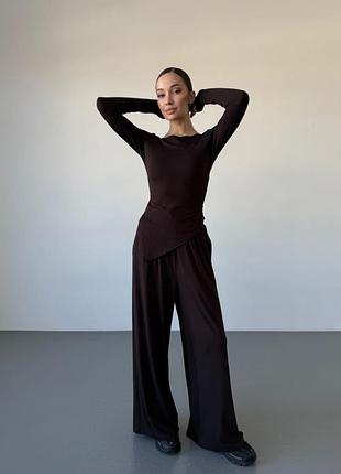 Повсякденний костюм з лонгслівом з асеметричним низом з вирізами для пальчиків з широкими штанами