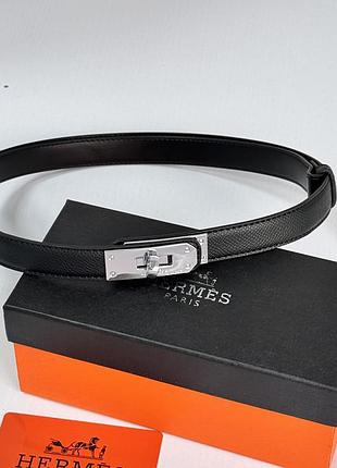 Женский кожаный ремень белый с золотой пряжкой брендовый пояс с тиснением на подарок девушке в подарочной коробочке