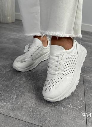 Натуральні шкіряні білі перфоровані кросівки
